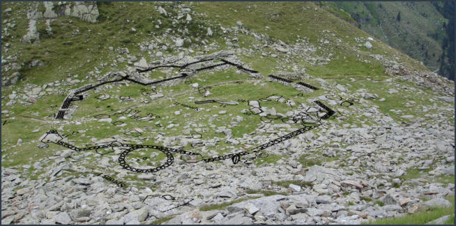 Umfassungsmauer mit zwei Kammern (oben) und zwei kreisförmigen Gebilden mit unklarer Bedeutung.